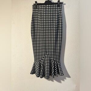 🔴$1SALE$ NWT Houndstooth pattern pencil skirt